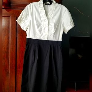 The Limited Dress. Blk/White with pockets. Cute front button detail. 38" Length